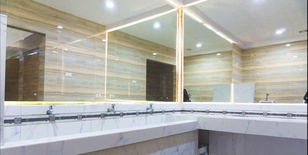 Oyo 1825 Marcopolo Homestay Pekanbaru Buitenkant foto