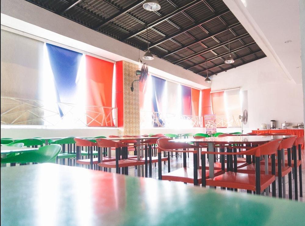 Oyo 1825 Marcopolo Homestay Pekanbaru Buitenkant foto